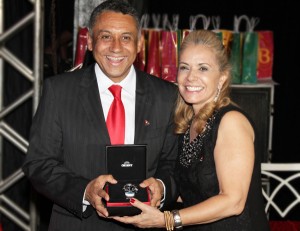 A secretária executiva Maria Pedrosa entrega homenagem ao presidente da Amvap Gilmar Machado. Foto: Deyvisson Costa