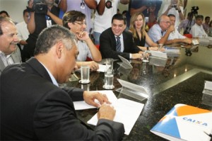 Assinado contrato de financiamento.  Foto: Daniel Nunes, assessoria prefeitura de Uberlândia.