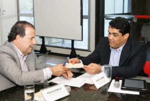 Valor foi entregue ao prefeito em exercício Paulo Vitiello. Foto: Daniel Nunes - Secom PMU