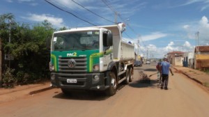 Ruas do bairro Lagoinha recebem tapa buracos. Foto: Ascom Monte Carmelo