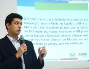 O palestrante Yan Vieira falou sobre pontos fundamentais na elaboração do Plano Municipal de Eudcação. Foto: Luiz Otavio Petri.