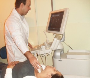 Pacientes já estão em atendimento com o novo aparelho de ultrassonografia. Foto: Ascom Monte Carmelo.